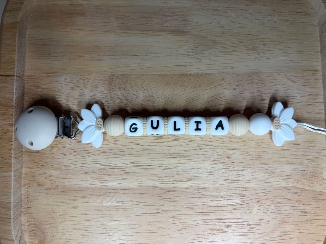 Attache tétine personnalisée fleurs blanches, prénom Gulia